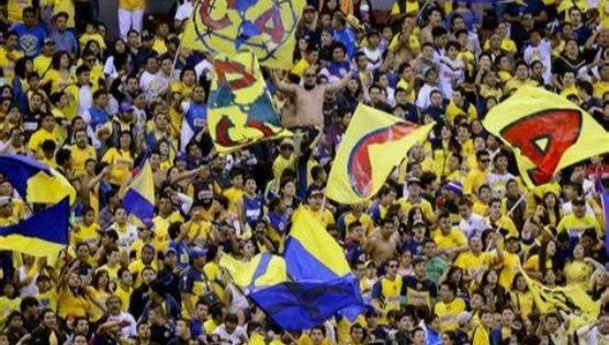 Aficionados en el Estadio Azteca son retirados durante el América vs Bravos