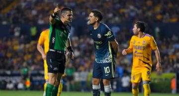 Aficionado del Club América se presenta en el Estadio Azteca para exigir al arbitraje