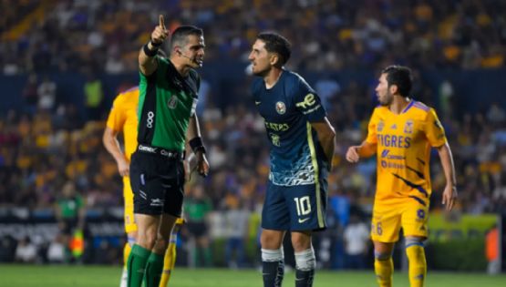 Aficionado del Club América se presenta en el Estadio Azteca para exigir al arbitraje