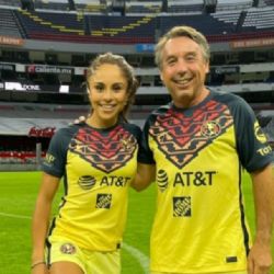 Guillermo Ochoa y Emilio Azcárraga jugaron cascarita con destacados deportistas en el Estadio Azteca