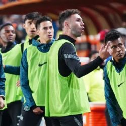 Miguel Layún y Jonathan dos Santos se encaran contra aficionados del Club América