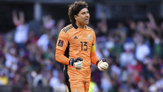 FIFA pone atajada de Guillermo Ochoa como una de las mejores de la historia