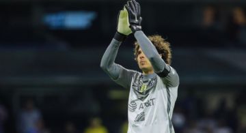 Video | Guillermo Ochoa responde a divertidas preguntas de aficionados