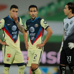 El arquero del Club América, Óscar Jiménez, es detenido por la policía junto a su esposa Mariana Echeverría