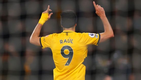 Entrenador del Wolverhampton sale en defensa del delantero mexicano Raúl Jiménez