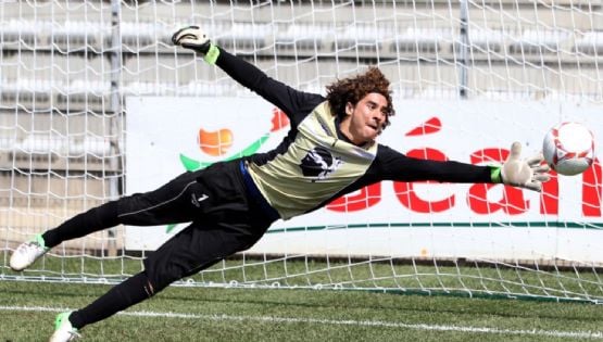 En Francia recuerdan cumpleaños de Guillermo Ochoa con increíble atajada del mexicano