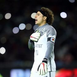 Guillermo Ochoa sorprende con su talento como pateador de Fútbol Americano
