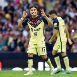 Jugadores del Club América le llevan un momento de alegría a niños en su gira en Houston