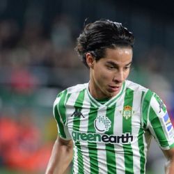 Surge una nueva opción para que Diego Lainez se mantenga en el futbol de Europa