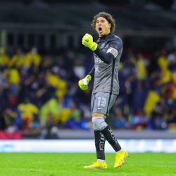 Video | Gran detalle de Guillermo Ochoa con el luchador Cinta de Oro en el Clásico Joven