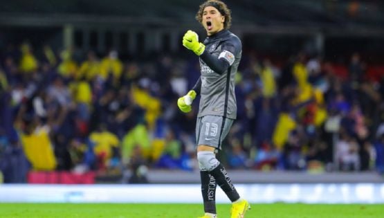 Video | Gran detalle de Guillermo Ochoa con el luchador Cinta de Oro en el Clásico Joven