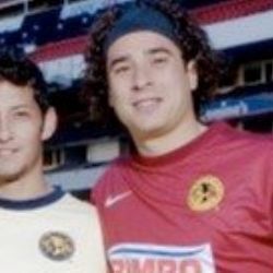 Ángel Reyna comparte emotivo momento con Guillermo Ochoa