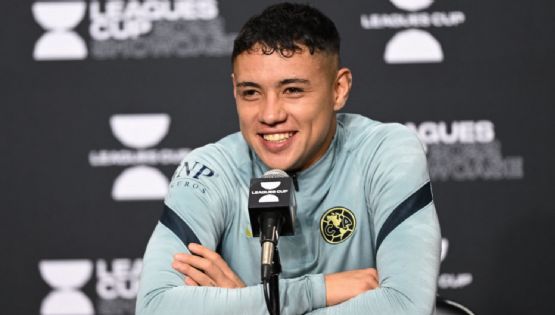 Emilio Lara levanta la mano para asistir a la Copa del Mundo de Qatar 2022