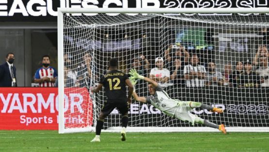 Afición del Club América pide a Óscar Jiménez como titular por atajarle penales a LAFC