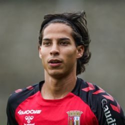 Aficionados molestos hacen tendencia el ‘Metan a Lainez’ por su ausencia con el Braga