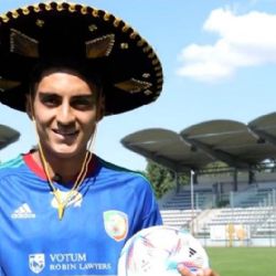 Santiago Naveda tiene original presentación con el Miedz de Polonia