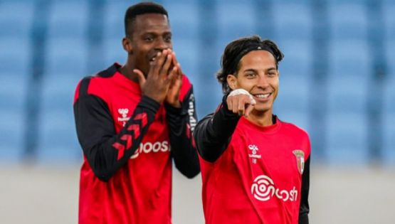 Video | Diego Lainez sorprende a un grupo de futbolistas mexicanos en Portugal por el Día de la Independencia