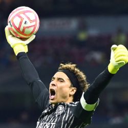 Vídeo | Las imágenes que prueban que no entró el balón en la espectacular atajada de Guillermo Ochoa ante Chivas