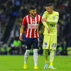 Video | Emilio Lara se engancha con Alexis Vega y Guillermo Ochoa demuestra su liderazgo al calmarlo