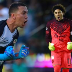 ¡Aplausos! Agustín Marchesín felicita a Guillermo Ochoa por su reconocimiento en el Club América