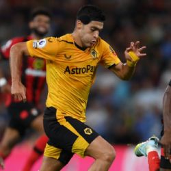 Suspensión de la Premier League ayudará a Raúl Jiménez a pelear por su puesto en el Wolverhampton