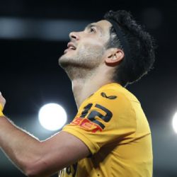 Fuera de lugar evita que Raúl Jiménez supere la marca goleadora de Carlos Vela en Europa