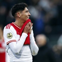 El combativo Ajax de Edson y Sánchez salva empate vs Twente