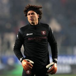 Video | Guillermo Ochoa para penal pero la defensa del Salernitana no evita que le anoten en el rebote