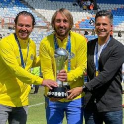 Afición del Club América festeja la posible salida de Santiago Baños