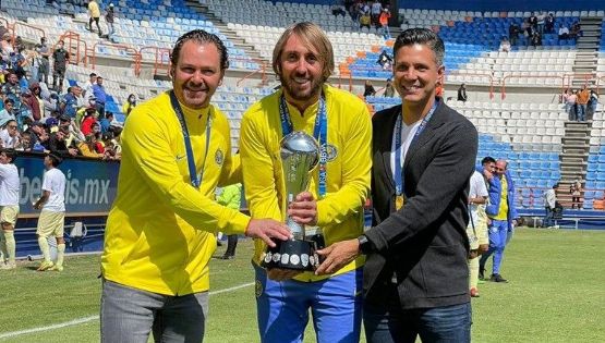 Afición del Club América festeja la posible salida de Santiago Baños