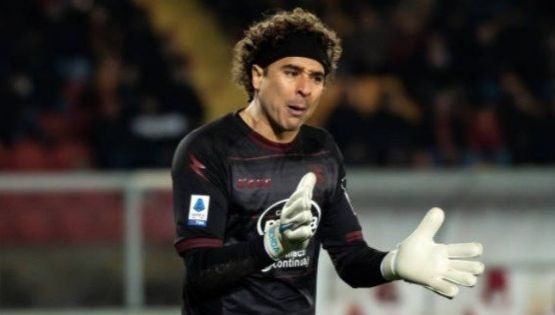 Serie A reconoce a Guillermo Ochoa como el mejor portero de Italia desde su llegada