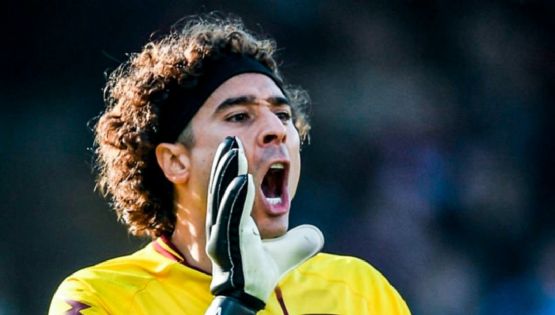 Afición del Salernitana y AC Milán se rinden ante Guillermo Ochoa