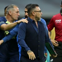 ¡Hasta los VESTIDORES! Antonio Mohamed busca a los árbitros tras la derrota de Pumas vs América