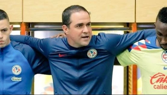 André Jardine DA CÁTEDRA en el vestidor del Club América en su partido contra Pachuca