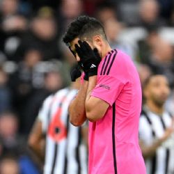 Video: Raúl Jiménez es EXPULSADO por ENTRADA DE CÁRCEL en el Newcastle vs Fulham