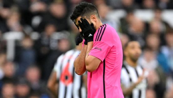 Video: Raúl Jiménez es EXPULSADO por ENTRADA DE CÁRCEL en el Newcastle vs Fulham