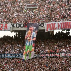 Guido Rodríguez recibe EMOTIVO HOMENAJE por parte de la afición de River Plate