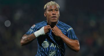 Roger Martinez se luce con GRAN DETALLE con aficionado del Club América