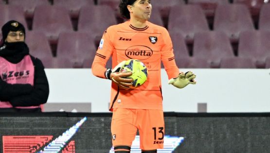 ¡LO QUIEREN DE TITULAR! Afición del Salernitana de Italia muestra su apoyo a Guillermo Ochoa