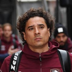 Afición muestra su apoyo a Guillermo Ochoa ante su suplencia con el Salernitana de Italia