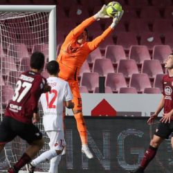 Afición del Salernitana se luce con DISFRACES en honor a Guillermo Ochoa