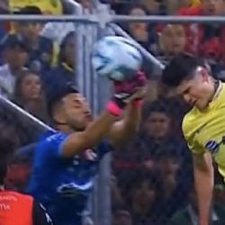 Video | ¿Realmente ERA PENAL el choque de Camilo Vargas con Israel Reyes?