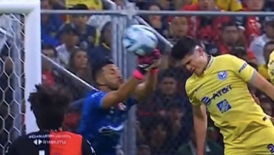 Video | ¿Realmente ERA PENAL el choque de Camilo Vargas con Israel Reyes?