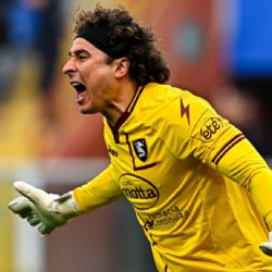 ¡Lo que provoca Memo! Fans de Guillermo Ochoa se pelean por regalo al final del partido del Salernitana