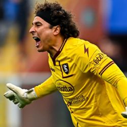 ¡SE SALVÓ! Avión donde viajaba Guillermo Ochoa estuvo EN PELIGRO de sufrir un accidente