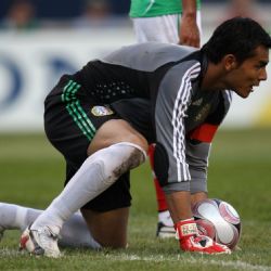 Aficionados le recuerdan a Oswaldo Sánchez sus RIDÍCULOS para defender a Guillermo Ochoa