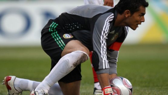 Aficionados le recuerdan a Oswaldo Sánchez sus RIDÍCULOS para defender a Guillermo Ochoa