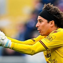 Guillermo Ochoa presume ESPECTACULAR PROTOTIPO de sus nuevos guantes de portero