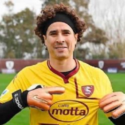 Aficionados del Salernitana le ponen NUEVO APODO a Guillermo Ochoa por sus grandes actuaciones