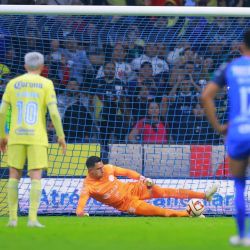 ¡Polémica! Jugador de Rayados habría AYUDADO a Luis Ángel Malagón a parar el penal